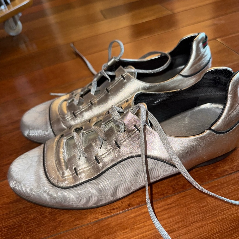 Gucci Silver Sneakers with Streamlined Design - Picture 2 of 8